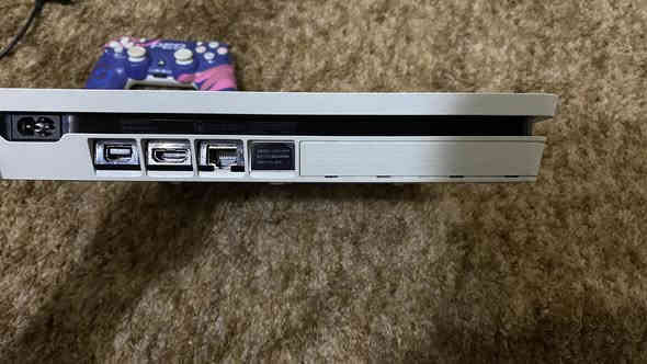 السلام عليكم 
ps4 slim مهكر نظام 12
باندل ابيض نسخة خاصة 
كامل ملحقاته ويدة وحدة
نظافة الجهاز 100% لوك ستيكر لا مصلح ولا مفتوح مكفول 
استخدام جداً قليل 
متنزل عليه عشر لعبات ومنصة تنزيل العاب الگيم باتو و HB 
مكاني بغداد حي الاعلام 
سعر الجهاز 260 وبي مجال بسيط
رقم التلفون ***********
