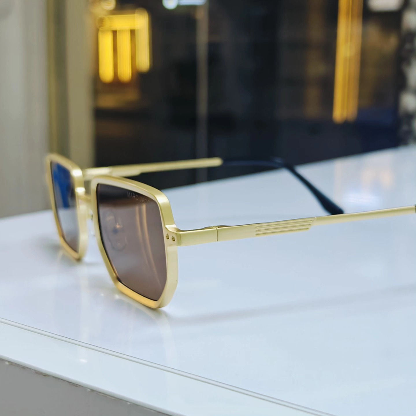 إطار شمسي معدني (قطعة واحدة فقط)
 يوجد توصيل لجميع محافظات العراق
للطلب ***********
العنوان واسط الصويره حي المعلمين شارع أسواق بيت صخي قرب سرمد مول
فحص بصر نظارات طبية نظارات شمسية عدسات لاصقة 

#نظارات_شمسيه #عوينات_المرتضى #المرتضى_للبصريات #نظارات_طبيه
