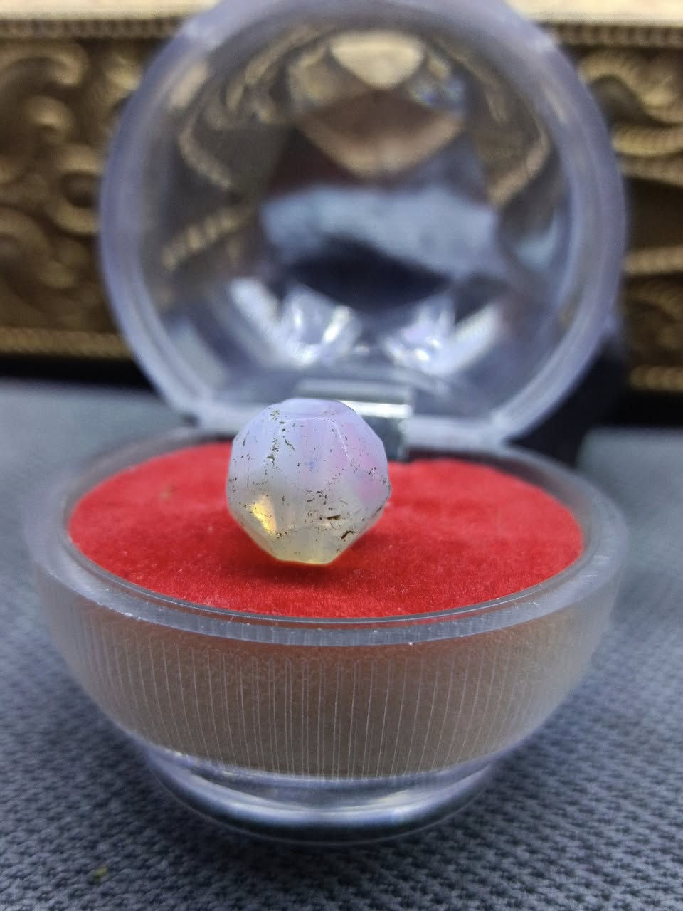 اللهم صل على محمد و ال محمد
نوادر الملاكط حجر البلور الأبيض أو (حجر القمر) ملاكط قديم جدا ( يعود للعصر الروماني ) مترش على شكل سداسي مشگول. 
ركزلي بتدرج الالوان وانعكاس الاضائة في باطن الحجر هجي خامة مفقودة في زمن كثرت فيه الاحجار الصناعية والرديئة
[ السعر 60 الف ]
للتواصل واتساب (***********)
