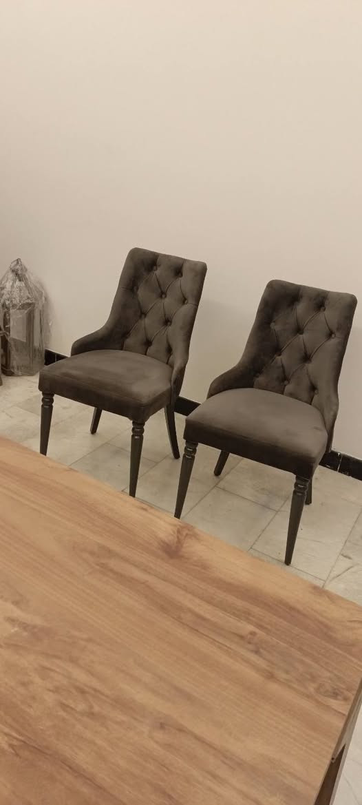 ميز ابو المخزن ويه 6 كراسي اخو الجديد للبيع المكان حي الجهاد الرفاق بغداد ***********
