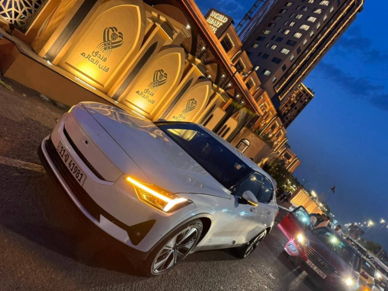 🇸🇪 عندما يلتقي الفن الاسكندنافي بمستقبل القيادة... 🇸🇪
✨ لأصحاب الذوق الرفيع: POLESTAR 2 (VOLVO) موديل 2023 
 شكل 2024

تجسد هذه السيارة أرقى ما قدمته الهندسة السويدية؛ فهي مبنية على خبرة فولفو (Volvo) في الأمان والمتانة، ومقدمة بلمسة Polestar العصرية التي تعكس البساطة والرقي الاسكندنافي.🇸🇪 

• فئة المدى الطويل  long range 
• بطارية 🔋 كبيرة 78 KW 
تدعم الشحن السريع و المنزلي
 مع الشاحنة الأصلية 
الشحنه الواحدة 550 كيلومتر 
الممشى K 60 قابل للزيادة
🌑اطارات مقاس 19 جديد 
#السعر 18500 $$
رقم بغداد انگليزي بأسمي  شرط التحويل 
(بنيد صبغ فقط+جاملغ بارد)
***********
***********

رقم الشاصي  ( YSMEG3KA4PL156354 )

★ مواصفات كثيرة 
شرح جزء بسيط جداً 
دشبول خرائط 
رادارات 360°
كاميرات 360°
حساسات 360°
لايتات داينمك متحرك PIXEL TECHNOLOGY ليزر 
نظام ترفيهي كامل التطبيقات 

❄️🔥تبريد تدفئة كشنات قطعتين مناخي منفصل ثلج 

🌬️ 📐 التصميم والشكل العام
هيكل فاستباك (Fastback): تصميم يجمع بين أناقة سيارات السيدان والعملية العالية لسيارات الهاتشباك/الكروس أوفر، مما يعطيها وقفة رياضية ومرتفعة قليلاً.
خطوط التصميم: يتميز التصميم بالبساطة والنظافة (Minimalist) والخطوط المنحوتة التي تعكس لغة التصميم التقني للعلامة.
المصدر: تشترك في قاعدة البناء CMA (Compact Modular Architecture) مع طرازات فولفو مثل XC40.
💡 الإضاءة والتوقيع البصري
المصابيح الأمامية (LED Headlights): تتميز بتصميم "مطرقة ثور" الشهير والمستوحى من فولفو، وهي مصابيح LED نشطة (Active LED) مع إضاءة عالية نشطة وتعديل آلي للمستوى. 
الشريط الضوئي الخلفي: شريط ضوئي خلفي كريستالي يمتد بعرض السيارة بالكامل، ويتكون من 288 وحدة LED، مما يعطي توقيعاً ضوئياً فريداً ومميزاً.

II. 💎 الباقات والإضافات الفاخرة المتوفرة

1. 🛡️ حزمة Pilot Pack (تركيز على الأمان والقيادة الذكية)
• نظام Pilot Assist المتقدم: مساعدة في القيادة على الطرق السريعة (توجيه، تسارع، وفرملة).
• كاميرات ومستشعرات 360 درجة: لسهولة الركن والمناورة.
• نظام تنبيه النقطة العمياء (BLIS): مع نظام مساعدة التوجيه.
• نظام تنبيه حركة المرور الخلفية (RCT): مع مساعدة الفرملة.
• مصابيح LED متكيفة Pixel: إضاءة ذكية وقوية دون إزعاج السيارات القادمة. 
متحرك مع عجلة القيادة 

🖥️ التقنيات والمقصورة الداخلية

 Polestar 2 (2023) - أول سيارة في العالم تعمل بنظام Google Automotive OS المتكامل. تكنولوجيا ذكية، قيادة أذكى.
نظام الترفيه: شاشة ترفيه مركزية تعمل باللمس مقاس حوالي 11.15 بوصة أو 11.2 بوصة.
نظام التشغيل: نظام معلومات وترفيه مدعوم من Google (أندرويد أصلي) مع خدمات جوجل المدمجة.
شاشة السائق: شاشة رقمية لعرض معلومات القيادة مقاس 12.3 بوصة.
الاتصال: دعم Apple CarPlay و Android Auto 
الميزات الداخلية:
شاحن لاسلكي للهاتف 
مقاعد مريحة وعالية الجودة.

🟢🔴⚫الإطارات الذكية والمستشعرات المدمجة
تهدف هذه التقنيات إلى تزويد السائق والسيارة ببيانات دقيقة وفورية عن حالة الإطارات، وتُعد ضرورية للقيادة الذاتية.
• نظام TPMS المتقدم: أجهزة استشعار (Sensors) مدمجة في الإطار أو الصمام لتوفير بيانات دقيقة ومباشرة حول:
درجة الحرارة داخل الإطار.
•ضغط الهواء (مراقبة الضغط الأساسية).
• مستوى تآكل المداس (المستقبل).
• الإطارات الذكية المتصلة (Smart Tires):
تتضمن مستشعرات متقدمة تتواصل مع كمبيوتر السيارة لتوفير صيانة تنبؤية (Predictive Maintenance).
يمكنها تحليل ظروف الطريق (جاف، رطب، ثلج) وتكييف خصائصها أو نقل البيانات إلى أنظمة التحكم في السيارة لتحسين الأداء (مثل فرامل ABS والتحكم الديناميكي).
الإطارات المتغيرة/المتكيفة: مثل مفهوم Hankook Hexonic التي تحلل الطريق باستمرار وتتكيف أخاديد مداسها وفقاً لظروف القيادة.

.
