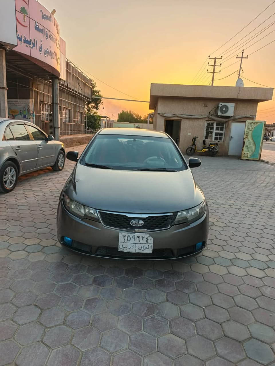 سيراتو موديل ١٢. بسم شركه فقط تحويل.  سنويه ساقطه من ٢٠١٧.
السياره خير من الله. نافضه  نفض. عوزه تبريد. فقط. لان عاطل 
بيه صبغ. أربع قطع. فقط. وباردات. قليل. مكينه كير خير من الله مكانه. واسط. الزبيديه.  سعر ٨٠ ورقه. وبيه. مجال حك الجيه 
***********
