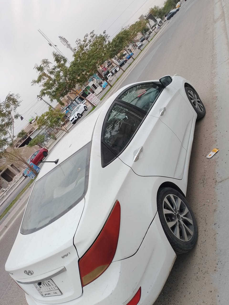 السلام عليكم اكسنت 16 خليجي محرك 1600 المرغوب فول فتحه واشاير بالمري تحكمات ستيرن وشاشه وكامرة 
السيارة باسم اهلي استخدام بنية 
السيارة تنقص ماء كالولي كازكيت بس ما وديتها لفيتر نطلع بيها عادي ما بيها شي 
وبيها هاي الضربه من الخلفي واضح السونار 
مكاني بحي الجهاد او بالسيدية 
*********** بي واتساب فقط 
ماشية 103 الف كيلو 
والسعر 98 بي قليل 
كلشي واضح بالمنشور
