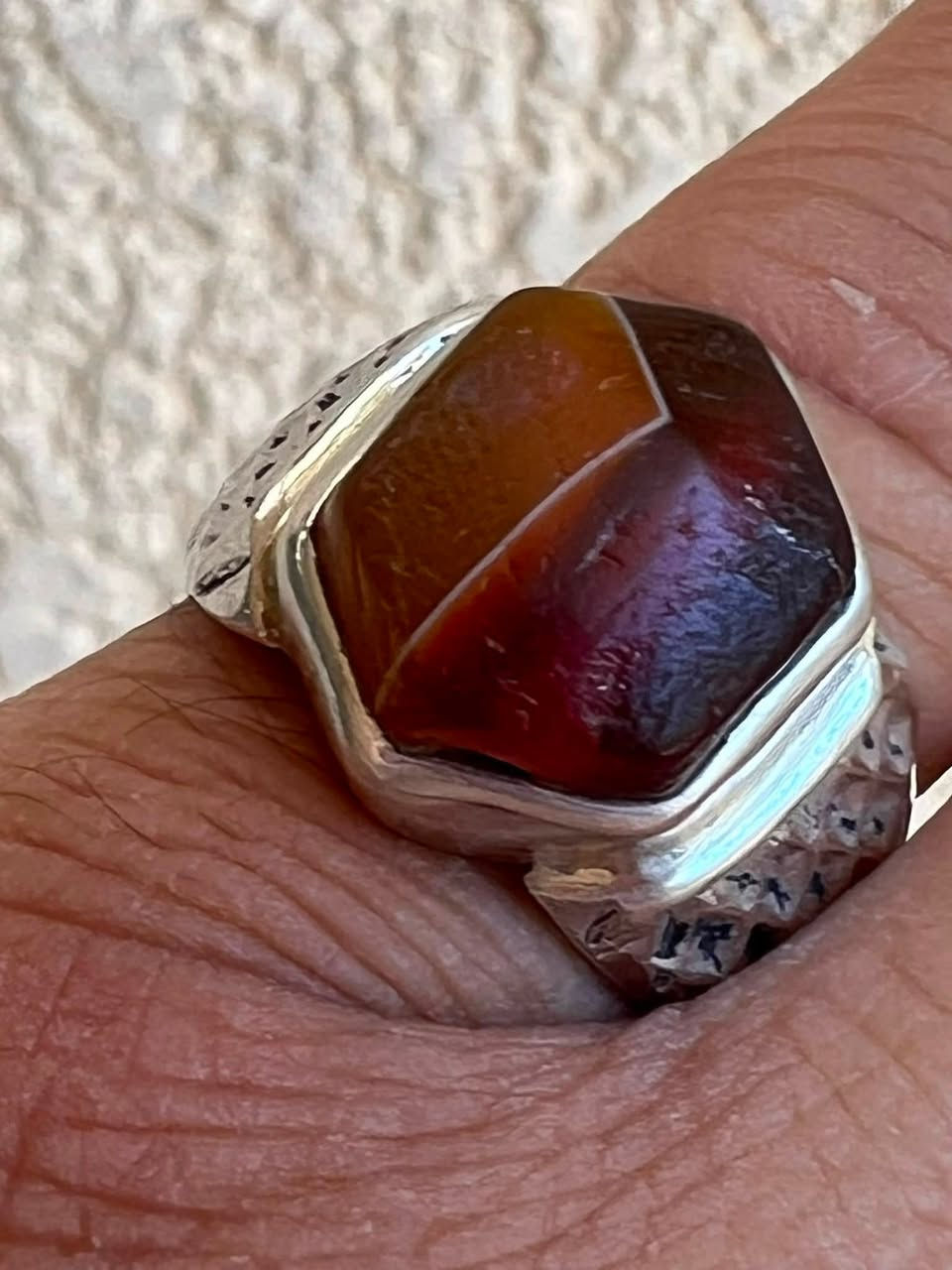قطعه جميله جدا ومختلفه من الجزع اليماني القديم صياغه المبدع يوسف العنوان الكوت للاستفسار الآتصال على ***********
