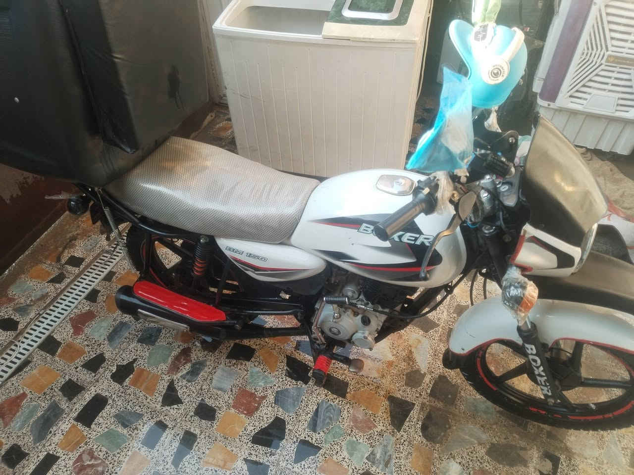 بوكسر كلاسك موديل ٢٠ للبيع
الدراجه خير من الله بس بيها بدايه خيط تبخير
ويرادلها تاير خلفي والدوسه مالت الاستان الصفح طاكه بس موجوده يرادلها لحيم أوراق موجوده كامله اصليه
ماشيه ٢٩ الف لان جانت بلحجز تقريبا سنتين ونص محجوزه
     سعرها مليون و٥٠ الف وبيها مجال للشراي يدلل
مكاني بغداد الزعفرانيه علما الدراجه تنباع بدون صندوق
***********
