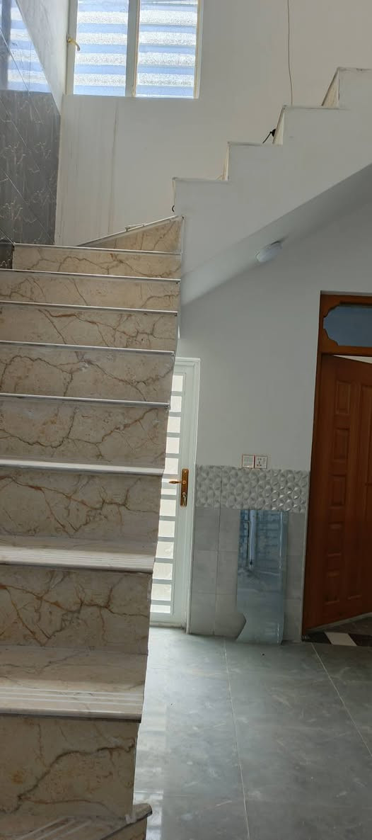 بيت ١٠٠م مقابل قرية الغدير صب طابوق 
غرفه وصاله ومطبخ واستقبال وصحيات داخليه وخارجيه 
ركن مربع بناء تسكام 
السعر ٤٨ مع المجال 
موبايل *********** النجف, العراق
