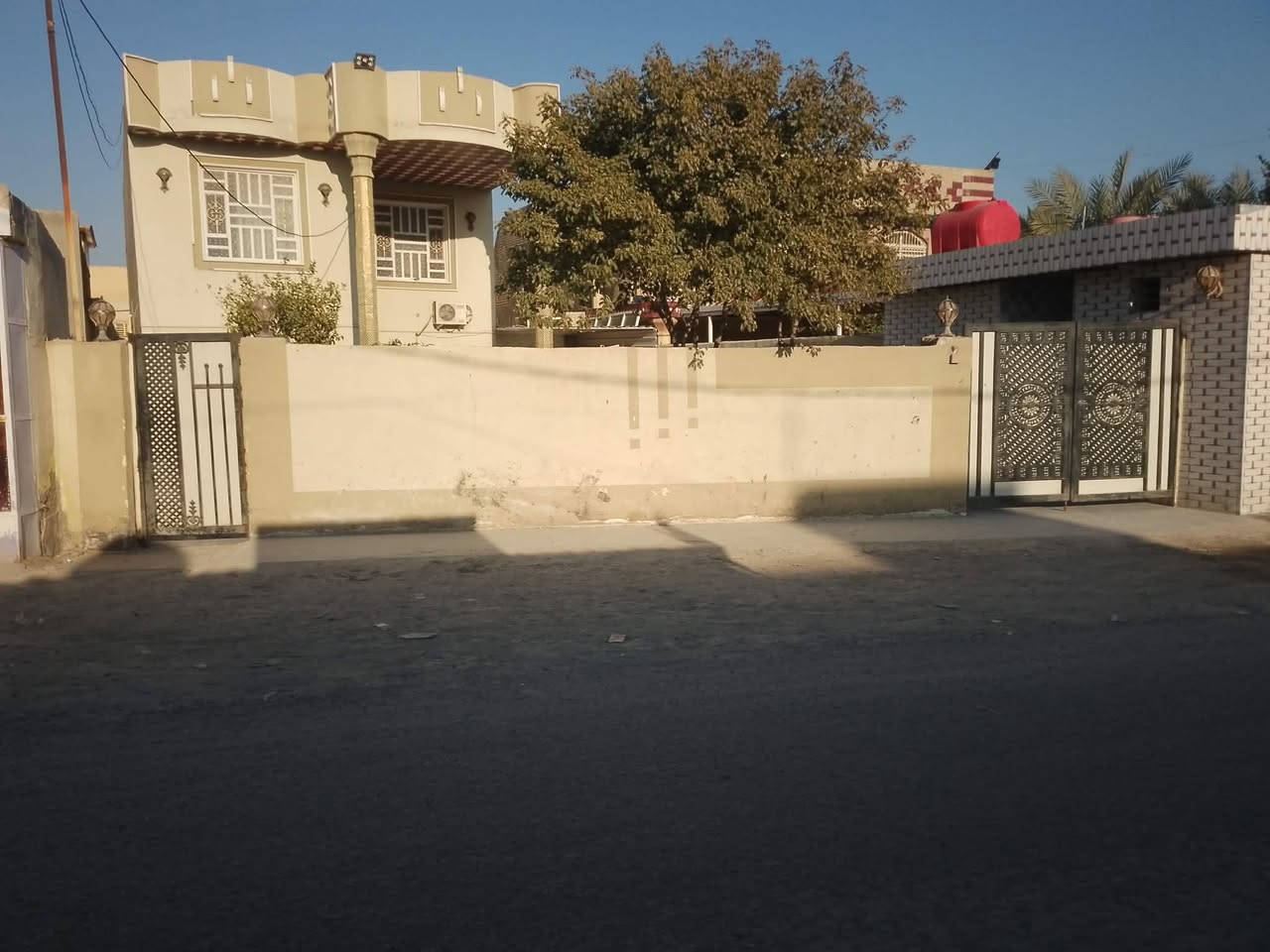 السلام عليكم بيت للبيع بشارع علي قماره عل شارع مقابيل الصيدليه مجاور استاذ رضا رويعي
ملاحضه ابيع قطعه البيت الك هديه وبي مشتمل خلفي هديه 
مساحه البيت 500 متر  المتر ب500 الف بدون عمله 
رقم الهاتف *********** اخوان ماجاوب عل تعليقات اتصال فقط
