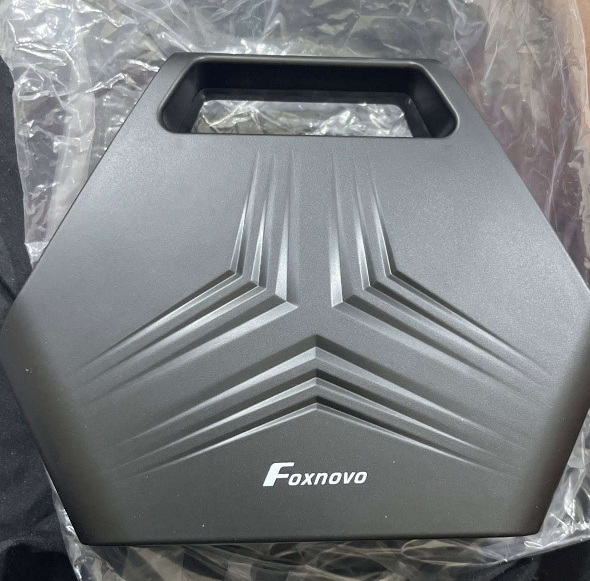 محطة طاقة محمولة باور بانك عملاق من شركة Foxnovo بسعة 40000 مللي أمبير (146 واط/
شاشة عرض: مزودة بشاشة LCD تعرض معلومات الطاقة، بالإضافة إلى مروحة تبريد مدمجة. 

المخارج (Output):
مخرج AC (فيش جداري): يوفر موجة جيبية صافية (Pure Sine Wave) لحماية الأجهزة الحساسة مثل اللابتوب [1.1.1، 1.1.3].
مخارج DC (12-15 فولت): لتشغيل الأجهزة التي تعمل بجهد 12 فولت.
منافذ USB: عدد 2 منفذ لشحن الهواتف والأجهزة اللوحية بسرعة عالية.
طرق الشحن (Input):
عن طريق مقبس الحائط العادي.
عن طريق شاحن السيارة.
يدعم الشحن عبر الألواح الشمسية (مثالي للرحلات الطويلة).
✨ المميزات:
خفيف ومحمول: يزن حوالي 1.5 كجم فقط، مع مقبض مريح للحمل.
نظام أمان متقدم (BMS): حماية من التيار الزائد، الحرارة المرتفعة، والماس الكهربائي لضمان سلامة أجهزتك.
استخدامات متعددة: يشغل اللابتوب، الكاميرات، الطائرات المسيرة (Drones)، أجهزة العرض الصغيرة، وأضواء التخييم.


**إذا كنت صاحب هذا الإعلان وتريد حذفه لأي سبب، رجاءا أرسل رسالة إلى الدعم الفني**