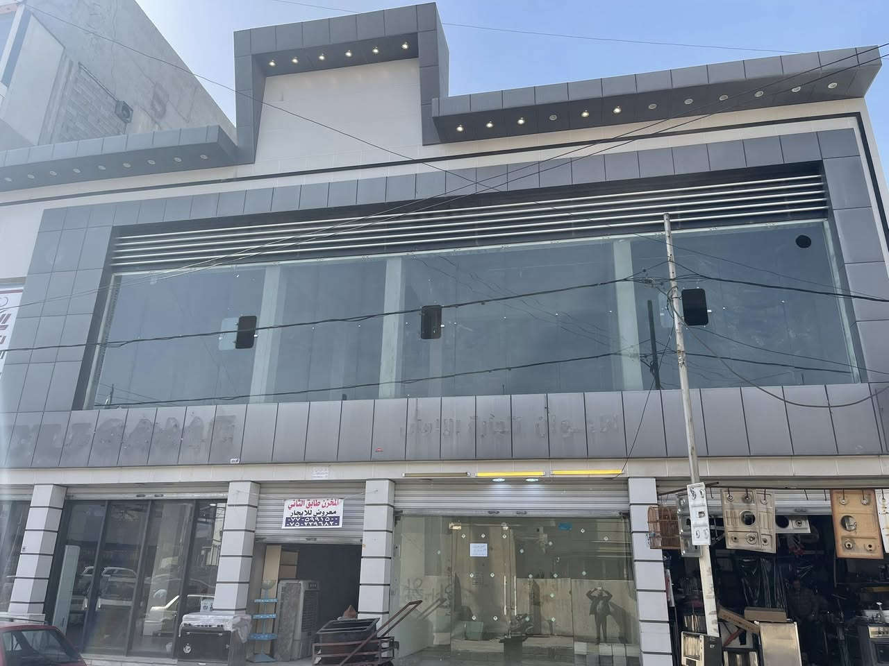 يوجدطابق الثاني معروض للإيجار  يصلح يكون مخزن تجاري او قاعة رياضية أوكافتريا أو صالة مع المحلات تجاريه للإيجار  ألعاب للاستفسار تصال على رقم (***********)-(***********)
