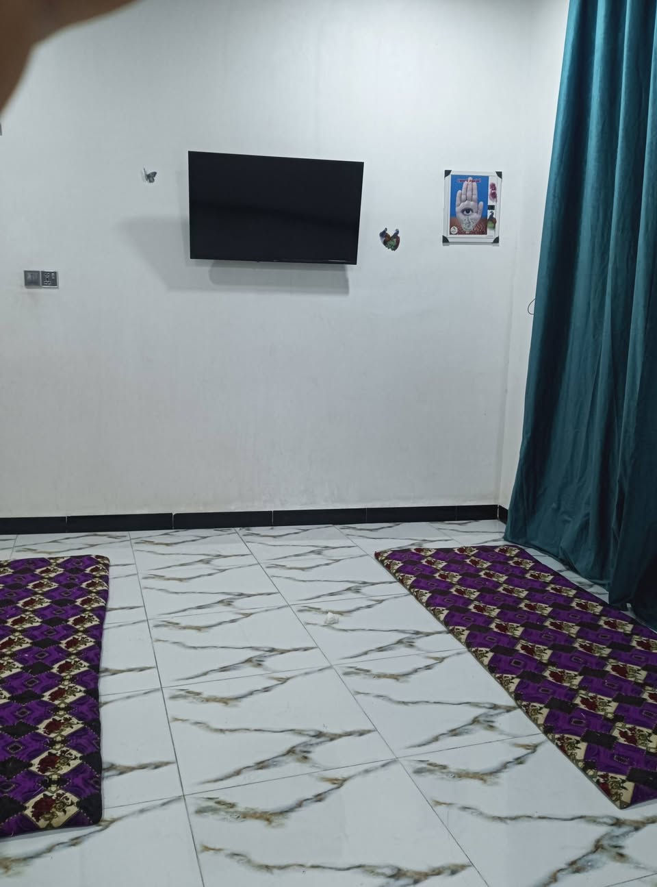 سلام عليكم بيت طابوزراعي خلف ملعب جديد ال مراد مساحه 200م ركن خدمات كامل  غرفتين وصاله ومطبخ حار وبارد واستقبال كراج سياره سعر 60 وبي مجال بسيط تصل ***********
