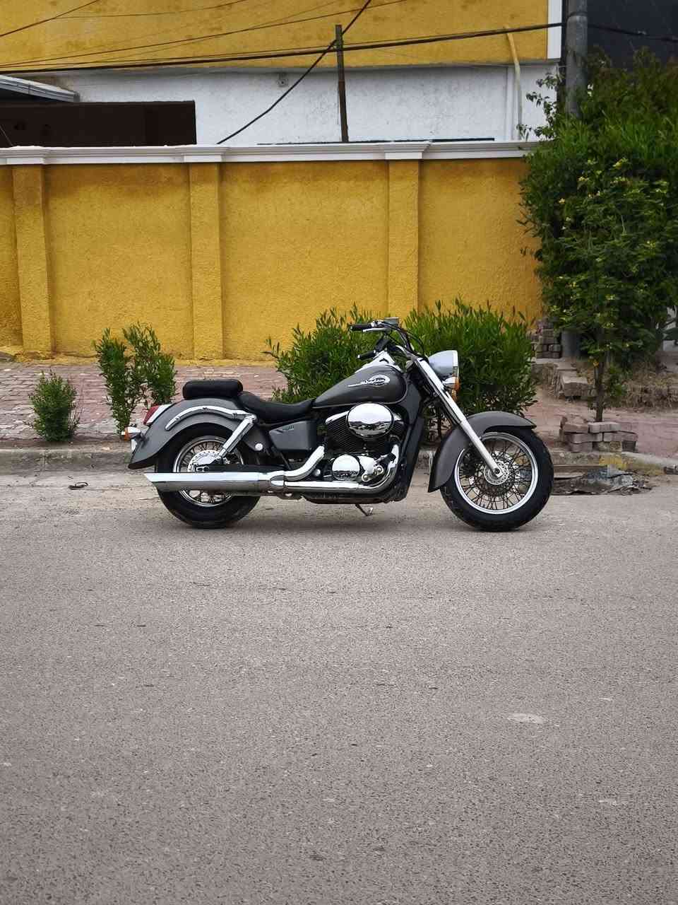 سلام عليكم 
هارلي شادو400 🪬
دراجة مال رمبة مو شارع 
دراجة بلكارتون كلش جديدة 
كفالة عامه كلها تاخذها على الضمان 
+دراجة وياها 3جنط وسيبايه وتجوه هدية ويه لدراجه 
دراجة 3سويجات +صافورة جايه وياها +كتلوك الشركة موجود هم
بلعافية على الياخذها دراجة بحالت لوگالة 
شلعه بطناش الي بالك تاحذها اذا مدك 160ترجعها موجود مقطع للمعدل مالتها 
دراجة ما مرقمة فقط وصل لمعرض ومنفيست
مكان ((بغداد الحسينيه))((سعر 15ورقه)) 
((***********)) تفاصيل خاص او اتصل واني بخدمت الجميع
