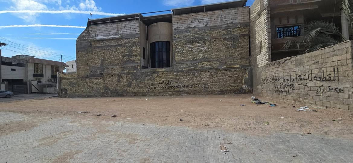 يعلن مكتب عقارات ابو انور فرع الطويسه عن وجود قطعه ارض للبيع منطقة كوت الحجاج قرب التحسينيه موقع شبه تجاري مساحة 250 متر ركن شارع 20 متر ابعاد  10 في 25 متر علما القطعه محدوله ومدفونه عدة طبقات بإشراف هندسي وجاهزه البناء مكان راقي ممتاز الستفسار الاتصال//***********//***********// كما نستقبل جميع عروضكم وطلباتكم التجارية والعقارية المكتب مجاز قانونيا المكتب ماقبيل مطعم الحسون عقارات أبو انور فرع الطويسه
