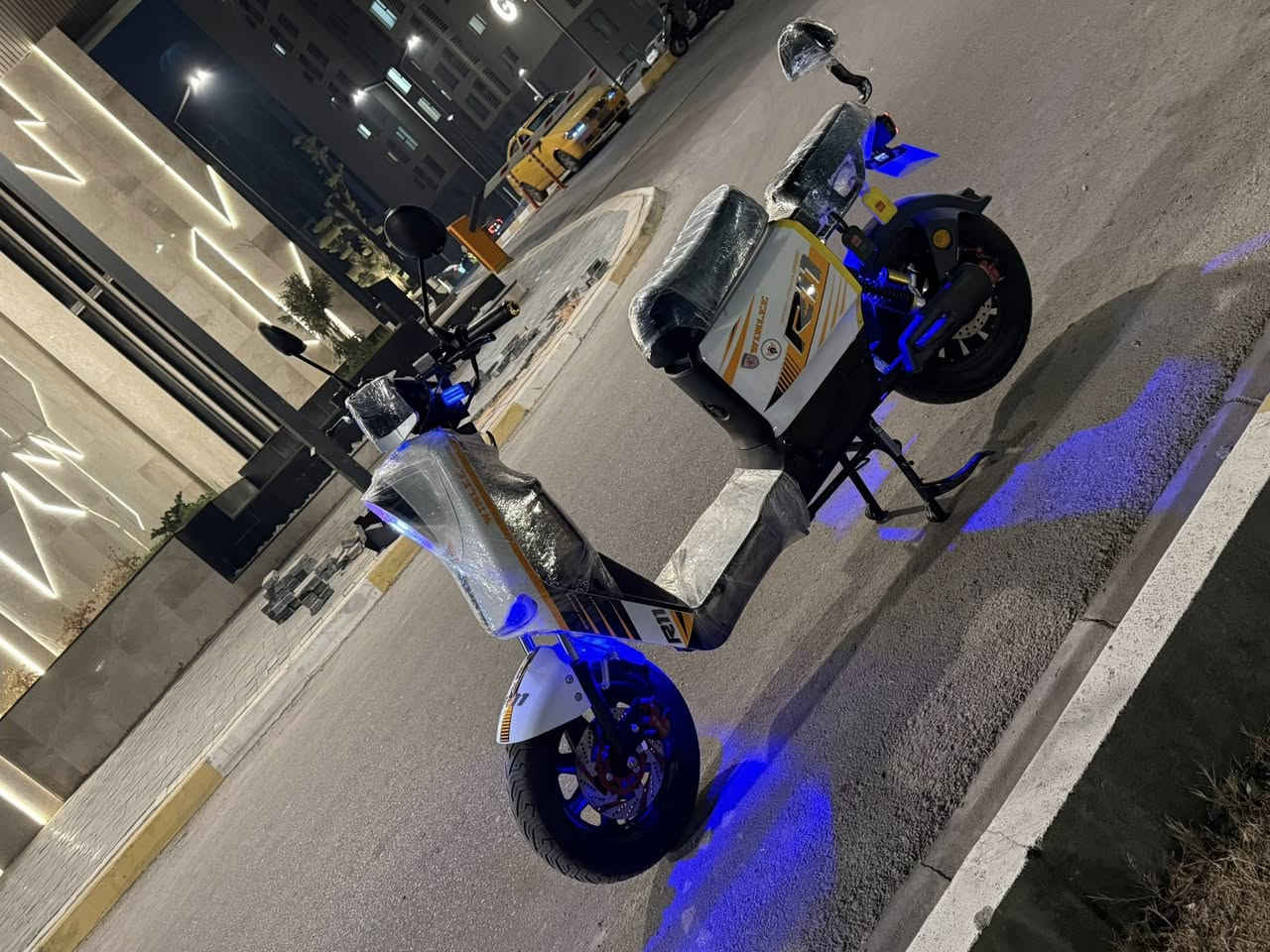 السلام عليكم دراجه شحن للبيع نوعR11 موديل  2025 فول موصفات بطاريات نضيفه دراجه نضيفه صارلي أسبوعين من مآخذها السعر 650  او بيه مجال رقم الهاتف ***********  عنوان بغداد
