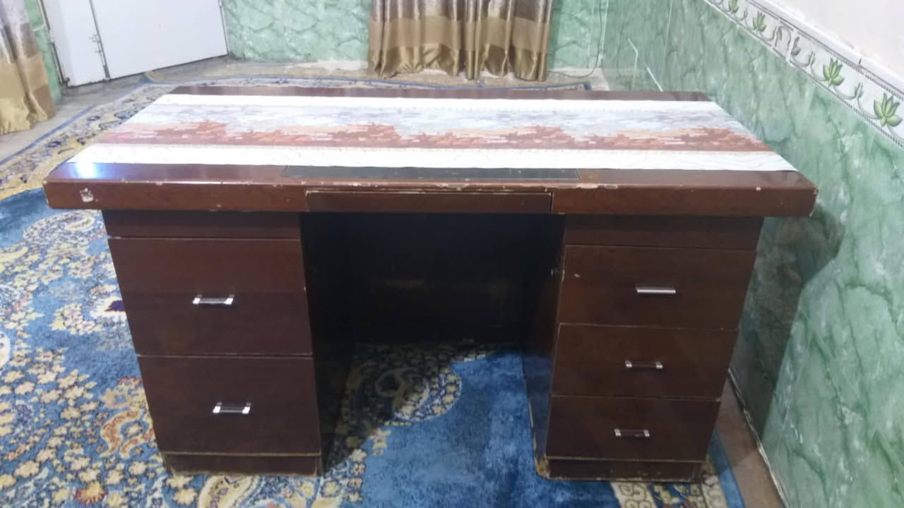 ميز نظيف  للبيع ثقيل جدا جدا  السعر 100 وبيه مجال مستعجلين علئ البيع للتواصل ***********
