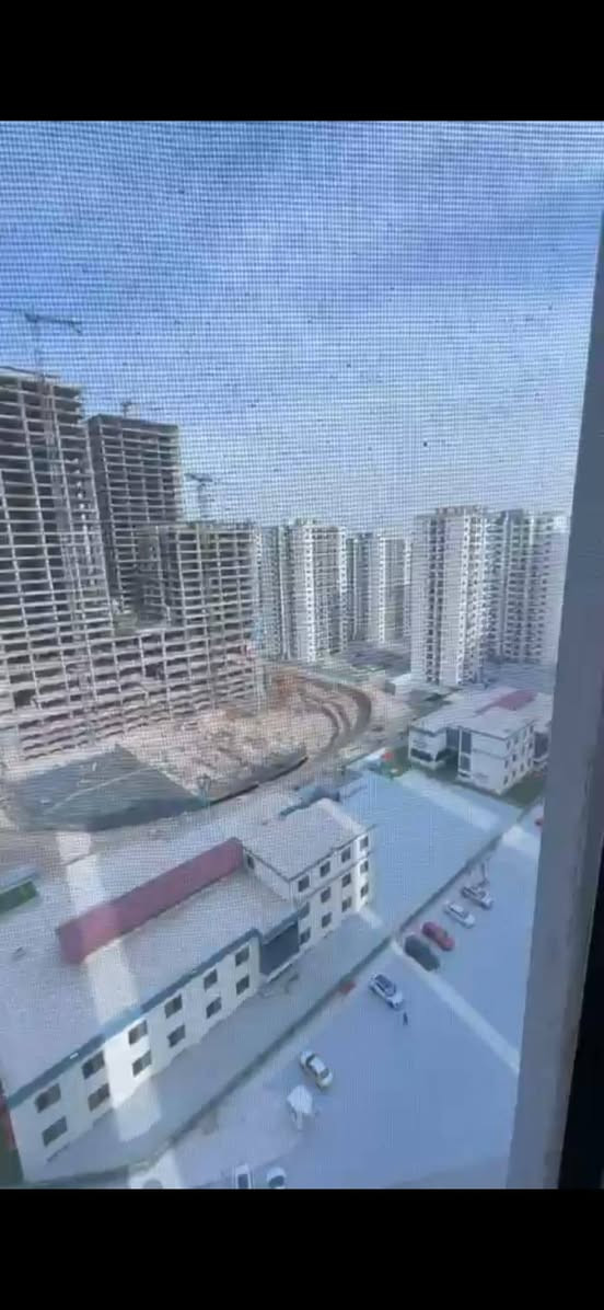 سلام عليكم 
شقة للايجار فارغة بمجمع دار السلام
مساحة 134م طابق 16 بناية D8
 تفاصيل الشقة:

▪️ صالة استقبال واسعة 
▪️ ثلاث غرف نوم 
▪️ مطبخ 
▪️ مخزن
▪️ حمام
▪️ بلكونتان بإطلالة جميلة

 مميزات المجمع:
▪️ أمن وحراسة
▪️ ماء وكهرباء 24 ساعة
▪️ ملاعب
▪️ مدارس وروضة وحضانة
▪️ أسواق وخدمات متكامل

اسة
▪️ ماء وكهرباء 24 ساعة
▪️ ملاعب
▪️ مدارس وروضة وحضانة
▪️ أسواق وخدمات متكاملة

ايجار الشقة 800 الف
للتواصل ***********
