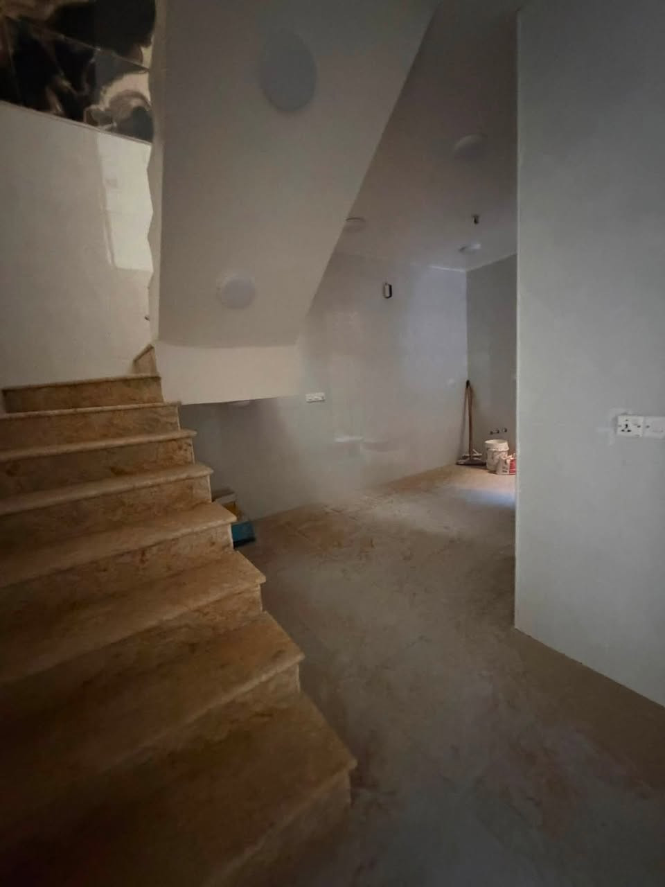 بيت للبيع مساحة ٥٥متر واجهة ٥ نزال ١٠ ونص
العنوان حي القاهرة الدلفية📍
يحتوي على استقبال و مطبخ وخدمات وحولي
طابق ثاني غرفتين نوم مع خدمات
الطابق الثالث  غرفة نوم  مع خدمات وسطح
للاستفسار الاتصال : ***********☎️
