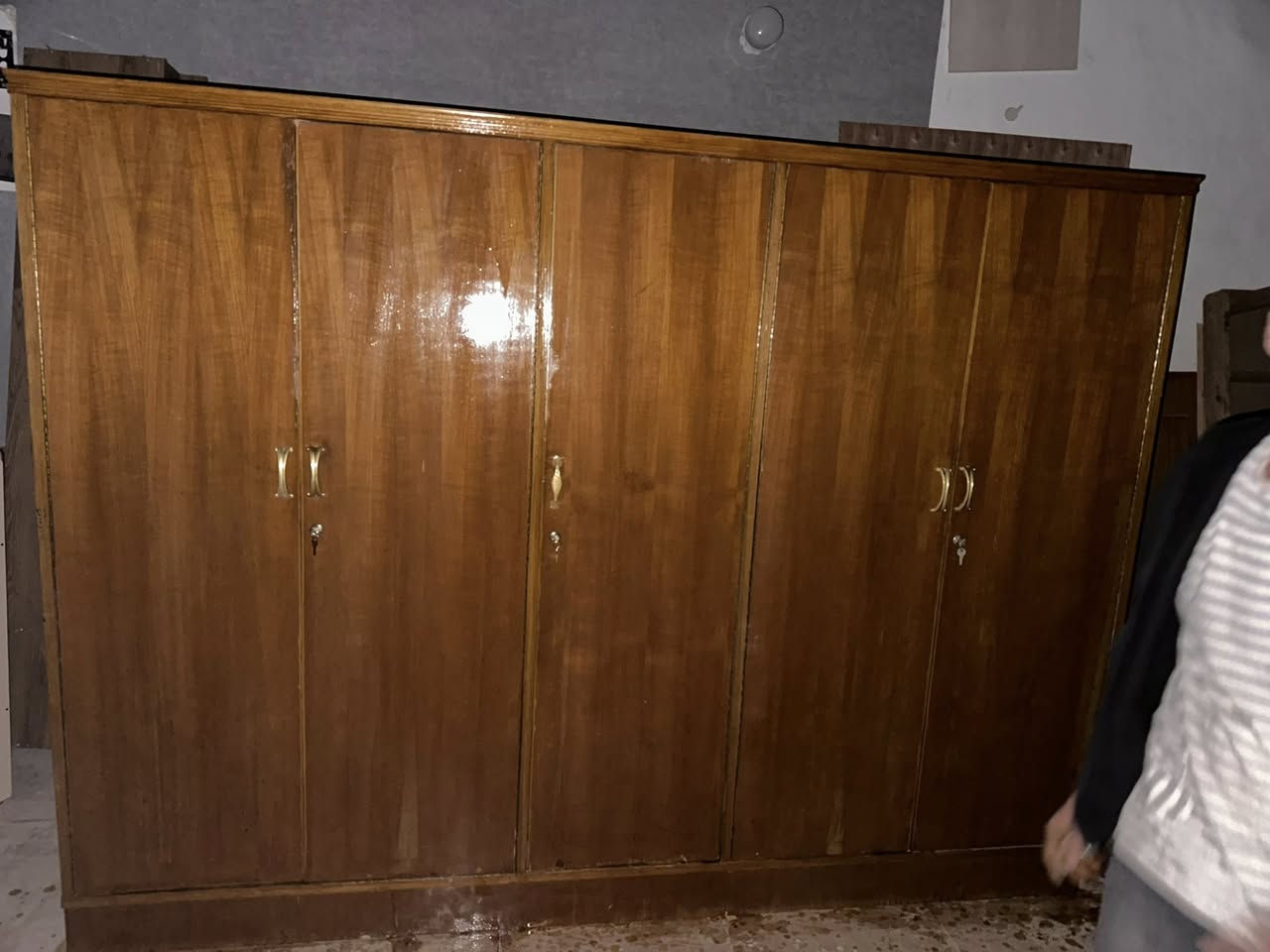 كنتور للبيع خمسه باب صاج قوي سعره 125 الف ***********
