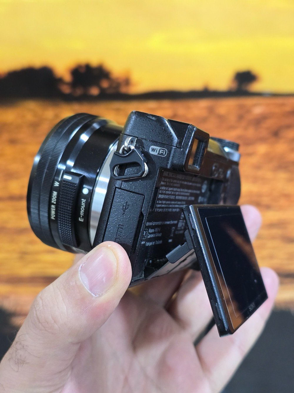 كاميرا Sony nex 6
صورة وفيديو Full HD معروفة بدقتها 
للبيع نظيفه جدا مع عدسة 16-50 وتكدر تغيرها حسب رغبتك
مع بطاريات عدد 4 وشاحنة عدد 2 يعني تصوير ووقت مفتوح
حقيبة صغيرة .

ملاحظة فقط لمبة الفلاش عاطلة رجاءا الإنتباه على هذه المسألة .. 
الكاميرا غير داخله لاي تصليح