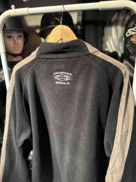 سويتر هارلي دافيدسون اصلي 
قياس 2X 
سعر 30 الف 
نضيفه جداً 
يوجد توصيل لجميع المحافظات 
***********
