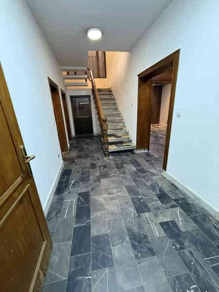 للايـجـار 🏡 الكرادة خارج

عنوان العقار 📍 الكرادة خارج خلف سما مول

🔶 المساحة 350 متر

يحتوي على كراج وحديقة وصالات عدد 2 وهول داخلي 

ومطبخ وغرف نوم عدد 5 ومجموعة صحيات ✔️

❗️ للشـركات والمكاتب التجارية والمعاهد ❗️

 ــــــــــــــــــــــــــــــــــــــــــــــــــــــــــ
‎‏‎((شركة دار السلطان للعقار حيثٌ تَلتَقي الرُوٌية ,بلتَمَيٌز ))

❗️❗️ نسـتـقـبل العروض البيع الشراء والايجار ❗️❗️

بيع - شراء - ايجار - ادارة امـلاك - مقاولات عامة

‎‏‎📊كل ماعليك الاتصال أو المراسلة على الصفحة *ʲᵒⁱⁿ ᵘˢ*

 حسن زوانة *********** - ***********

‎‏‎الفرع الاول /عرصات الهندية مجاور فندق بلوم 

‎‏‎ الفرع الثاني /الـسـيـديــة الضباط مقابل افران الرباط

‎‏‎‏‎زبائننا الكرام بِكُم نَرتقي ونَتشرف بزيارتِكم ونَفتخر بخِدمتِكم ❤
