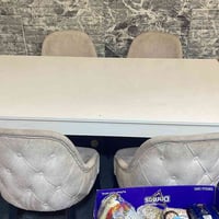 ميز طعام • للبيع