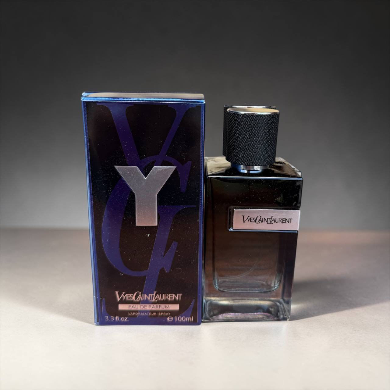 كماليات زيوني 

عطر Y من إيف سان لوران، عطر يجسد الأناقة العصرية والجرأة.

لاحظ النفحات العليا المنعشة من البرغموت والزنجبيل التي تعطي انطلاقة حيوية.

انتقل إلى القلب العطري حيث تمتزج المريمية مع التفاح الأخضر.

استمتع بالقاعدة الدافئة من العنبر وخشب الأرز التي تمنح العطر ثباتاً وجاذبية تدوم طويلاً يومك.

يوجد توصيل جميع محافضات العراق 

حجز وتساب /***********
