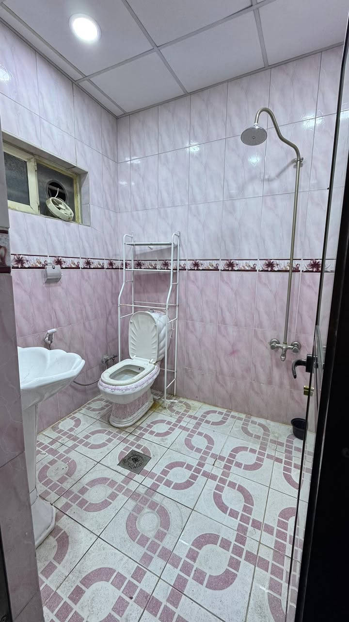 #للإيجار في منطقة السيدية 🏠

دار سكني مساحة 150 متر
📍 الموقع: مربع القادة

🔹 يحتوي على:
 • 4 غرف نوم (سويت)
 • صالة
 • مطبخ
 • خدمات

💰 السعر: مليون دينار عراقي

📞 للاستفسار: ***********
🏢 أو مراجعة مكتب البيت الملكي للاستثمار العقاري – السيدية
📍 مقابل جامع شاكر عبود
