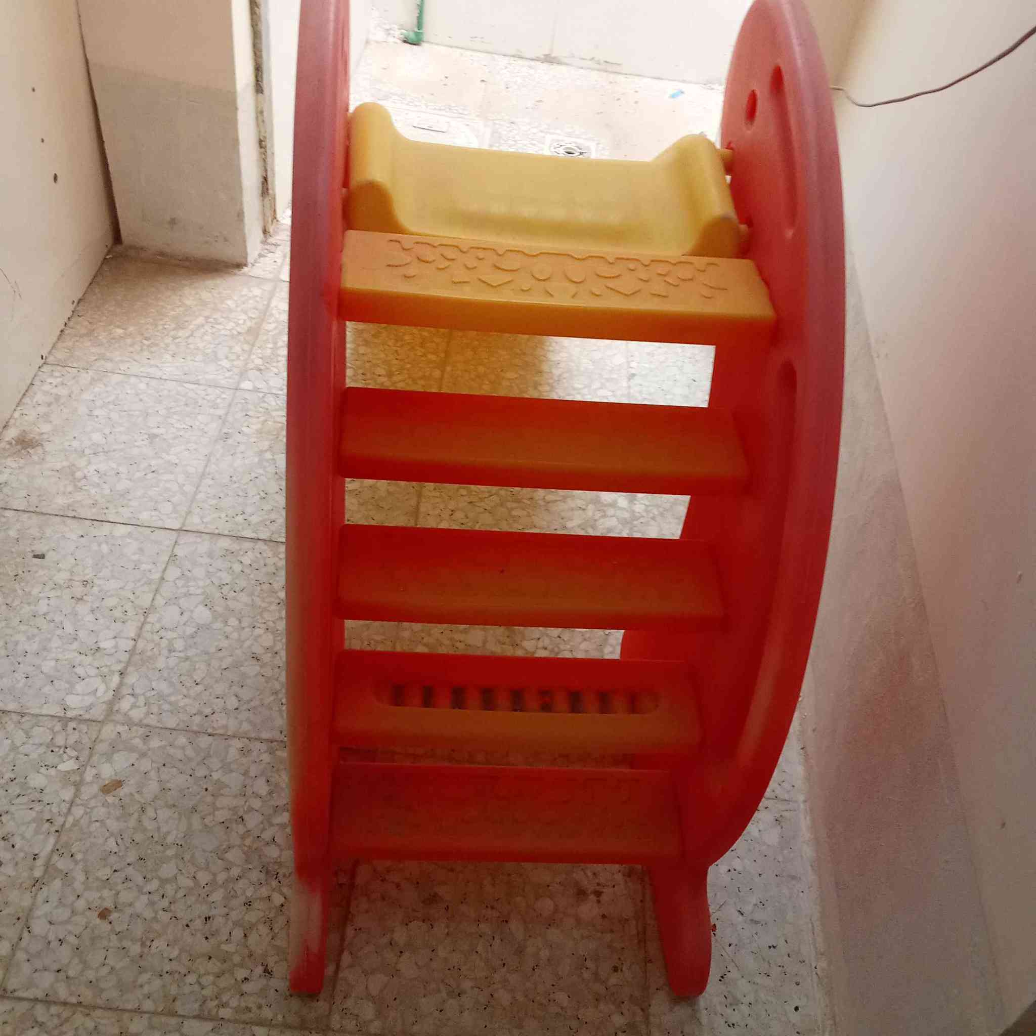 زحليقة اطفال السعر ٥٠ الف كلش قويه ضد الكسر بلاستك مبطنه طبقتين تتحمل وزن عالي العنوان ..نجف  *********** Singapore
