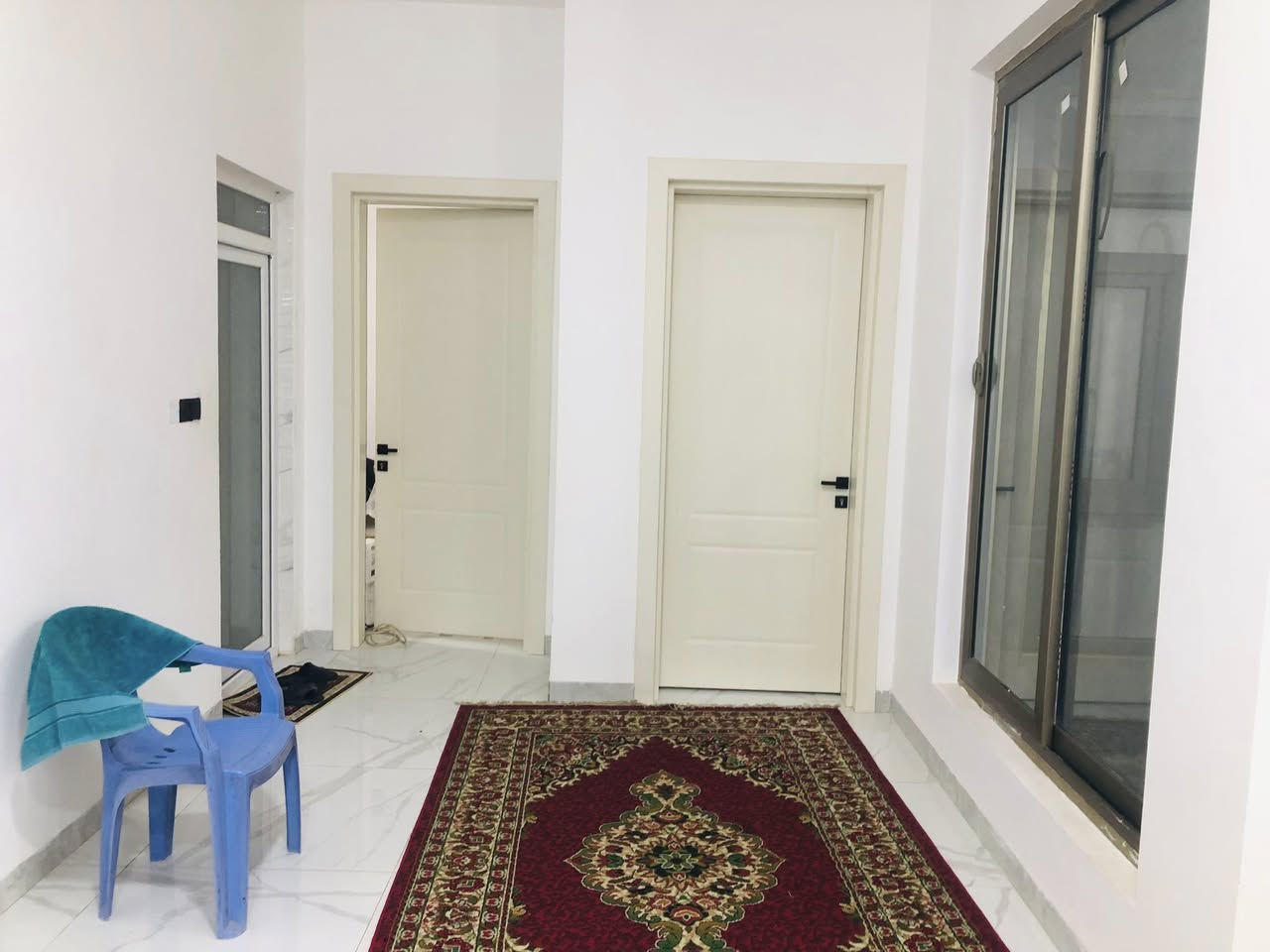 دار للبيع.  ركن. 
المساحة. ٢١٧ متر. 
الدار طابقين. الطابق الاول. 
غرفتين.نوم 
صالة. مطبخ. حمامات. هول. منور 
المطبخ متكامل. مع الدار. 

الطابق الثاني. 
غرفتين. نوم 
حمامات. هول. 
الدار بورسلين درجة اولى 
حديقة داخلية. كراج سيارة 
الدار زراعي. طابو صرف ٢٥ 
التحويل مباشر. 
العنوان. 
زوير الغربي. مقابل الملعب السباعي للمنطقة. باالجهة الثانية للملعب. 
مع العلم الدار. منظومة كاميرات مع منظومة كهرباء امينة. 
السعر. الاتصال. ***********
ابو محمد
