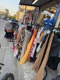 للبيع شلعه ملابس شي ان  بناطير  فساتين حفله قمصان  سيتات نوم سعر القطع...