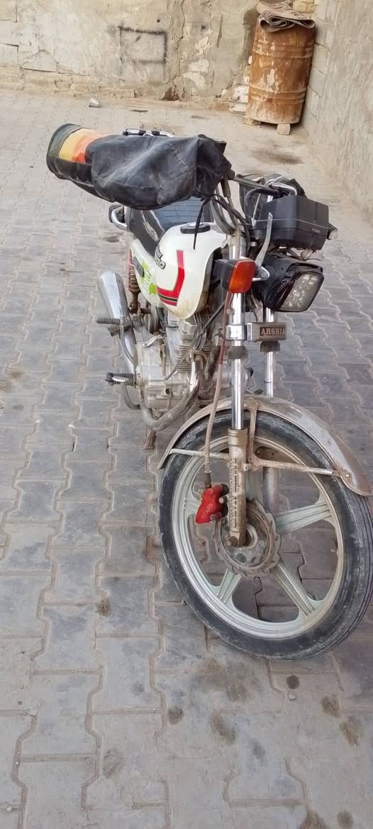 السلام عليكم شباب دراجه للبيع 
محركه محرك دايون صالي اقل الشهر من شاده 
دراجه بدل بيهه بس كلجات اوراق اصولي
بس وحده من الوراق ضايعهه عندي الهه استنساخ 
ماتسجل رقم بس سيطره تعكب مالهم علاقه بيك 
سعر 550 و بيهه مجال مكاني الرضويه 
فيس و واتساب موجود رقم (***********)
