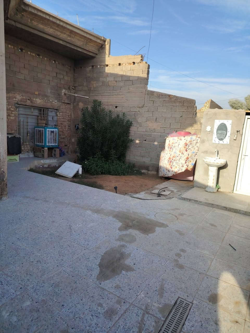 بيت للبيع المساحه 200 نزال عشرين واجهية عشره امتار يحتوي على كراج حديقه وثلاثه غرف وصاله كبيره العنوان العريفيه قرب اسواق الزبيدي  ويوجد كافه الخدمات تبليط وماء وكهرباء..  السعر 85  بي مجال  للتواصل ع الرقم...   ***********
