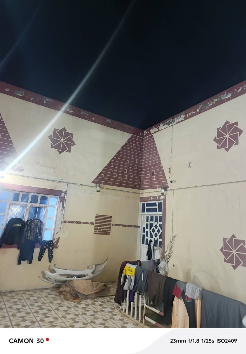 السلام عليكم دار200م 3غرف البيت عكادة نظيف والمنطقه جاي يكملون بيه تبليط السعر140 نجف ال حولي خلف الملعب التواصل***********
