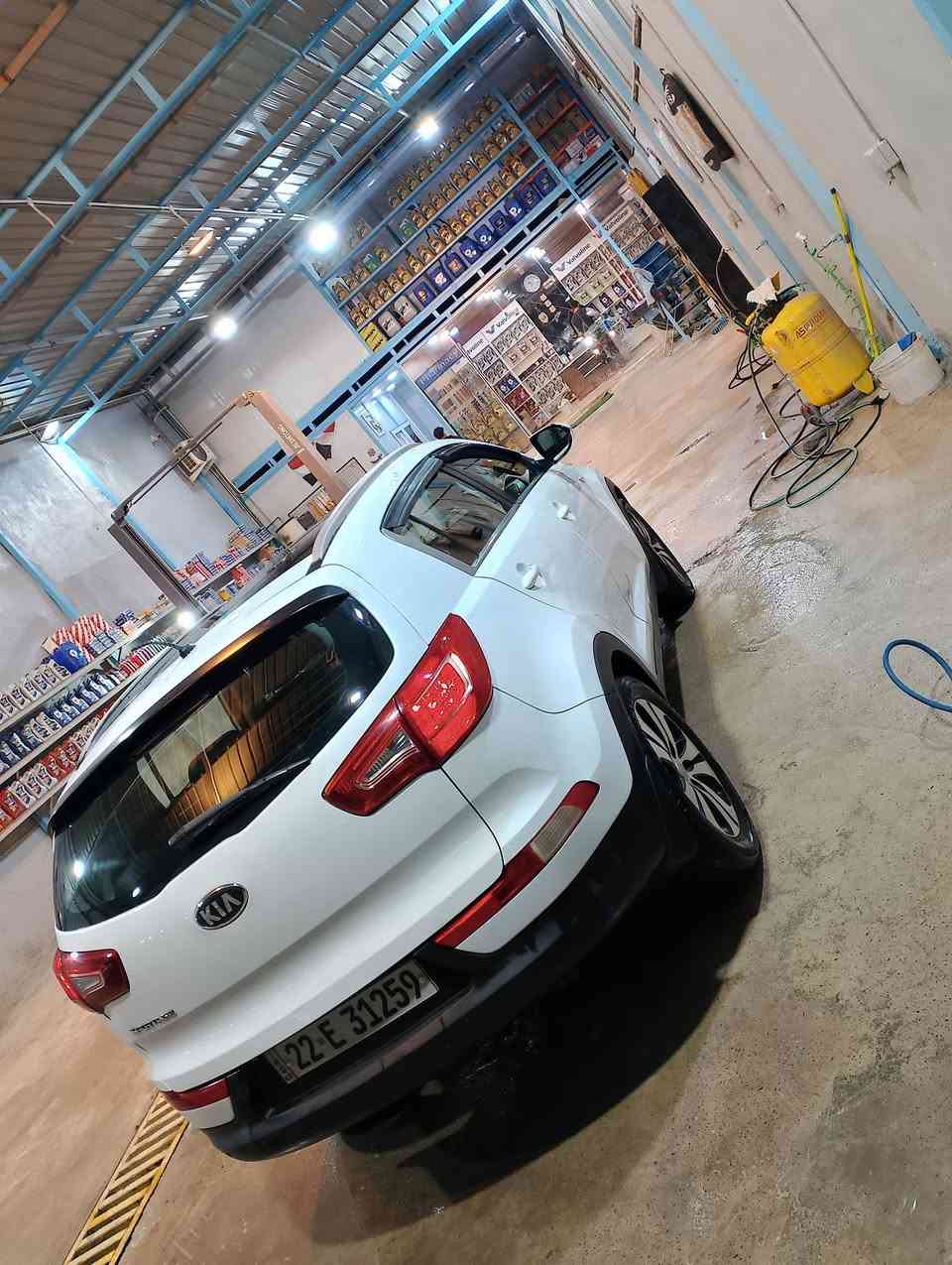 السلام عليكم
سبورتج 2014 خليجيه 
رقم اربيل الدولي باسمي تحويل مباشر 
مكينه 2000 دوش
بيه صبغ ربع جاملغ امامي يمنه اثر طخه 
وباب صدر 
يعني صبغ قطعه ونص 
وبابتين جهه سائق مفتوحات اصليات نفس لون بدون صبغ 
بدون دواخل لغود شواصي وحوض وتكم بيبان كلهن مكفولات بدون ايرباك 
سياره جاهزه مابيه نقص 
مكانه بغداد حي تراث 
السعر 135
***********
