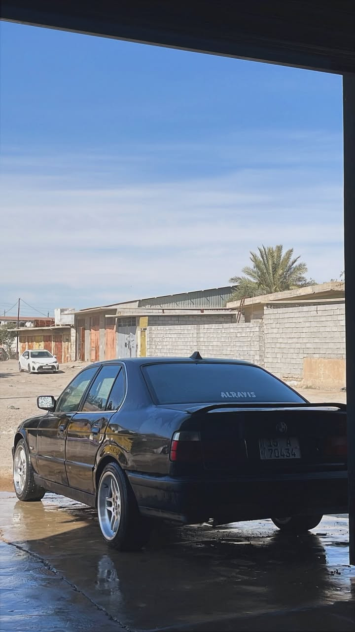 السلام عليكم لبيع او مراوس BMW 535 كير عادي صدر امامي وخلفي جديد واكسل ودرامات كلا جديد وكير جديد مكينه خير من الله ما ناقصها شي لايت صليب سموك بجم دخاني كصيف كلش ناصبه و ويل m وباقي التفاصيل بالصور وكيرها شورت شفت نمره قصيره 
مكانها سامراء  والسياره ب اسمي ومشروع وطني تحويل ثاني يوم كامله من هزه من ارقام من غرامات وكلشي  السعر (( 50 )) وبيها مجال 
*********** 
***********
