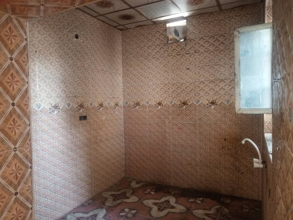 بيت الايجار مساحه 130متر ركن على شارعين عنوان البهادريه مقابيل مطحنه الخليج  قريب على شارع العام غرفتين واستقبال وصاله ومطبخ وصحيات سعر 350تصال *********** البصرة, العراق
