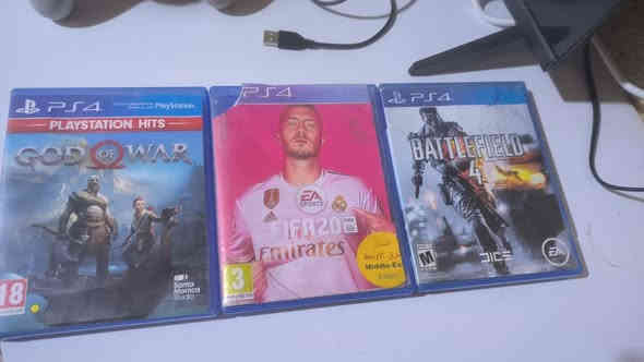 السلام عليكم بلاي 4 نظافه 95% ما مفتوح وياه اربع اغراض وبي فورتنايت وحسابين ويا يده واحده هوايه شاحنه وسماعه وكرتونه اوكي براحتك كامله باكاني بصره ابو الخصيب نهر خوز للاستفسار*********** بي واتساب سعره 250 وبي مجال
