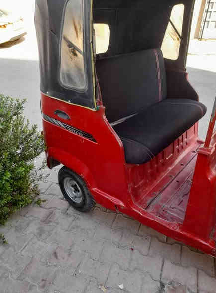 السلام عليكم تيك توك للبيع سعر مليونين و400 بها مجال بسيط للشراي موديل 18 جاهزه للشارع 1000 دينار ما تذب عليها بغداد الحسينيه ***********
