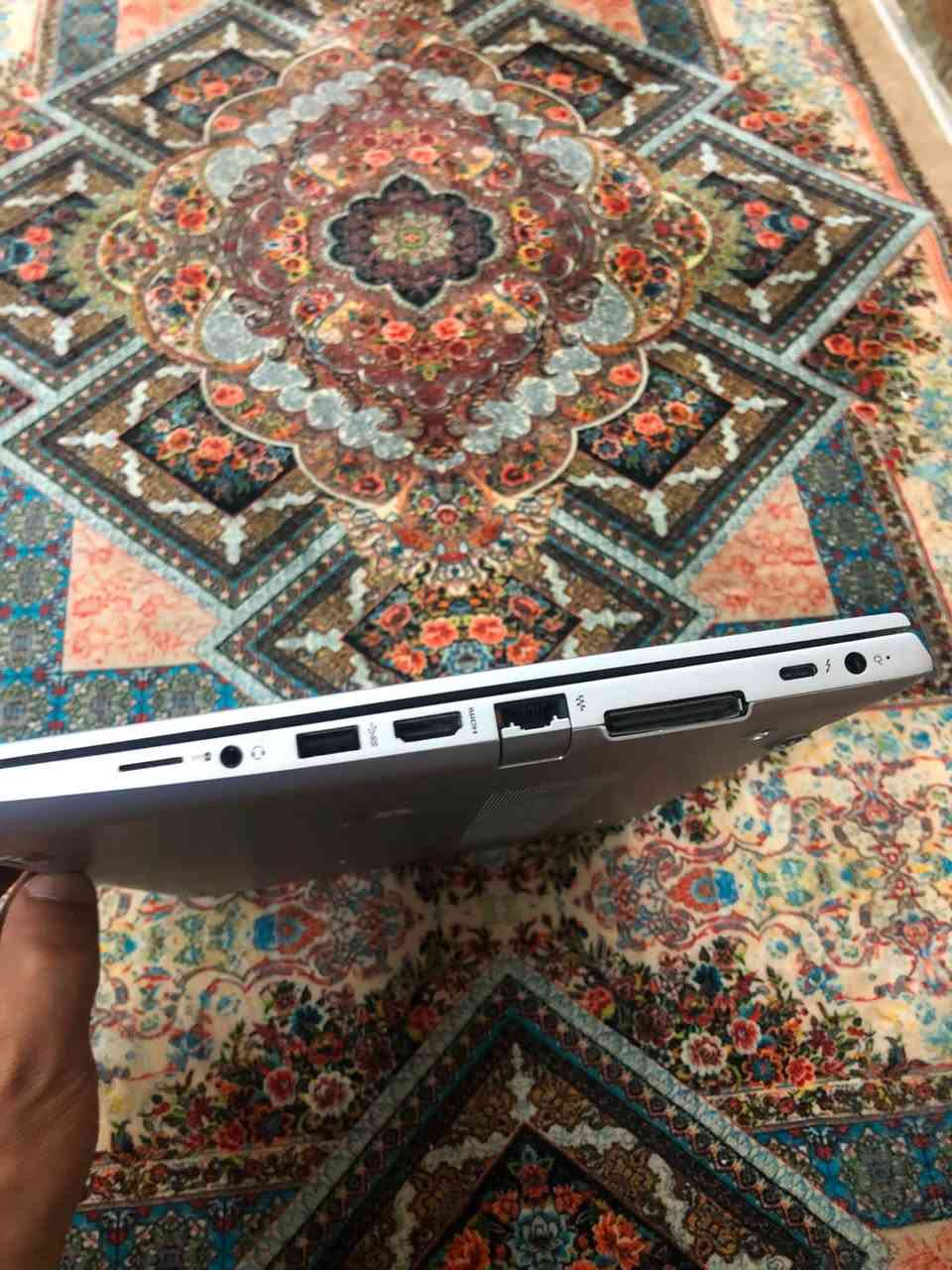 للبيع مستخدمة: لابتوب رجال الأعمال الأنيق HP EliteBook 840 G5 (نسخة ومواصفات كاملة Ultra)
جهاز غني عن التعريف، يتميز بتصميمه النحيف والخفيف (ألترا بوك) المصنوع بالكامل من الألمنيوم النقي المتين المقاوم للصدمات والخدوش (مطابق للمواصفات العسكرية MIL-STD-810G). اللابتوب ممتاز جداً للدراسة، العمل المتقدم، البرمجة، والتصفح السريع جداً ..
(المواصفات التقنية الدقيقة)
الموديل: HP EliteBook 840 G5
 المعالج (CPU): Intel® Core™ i5-8350U (الجيل الثامن المتطور، يحتوي على 4 أنوية حقيقية و8 مسارات معالجة، بسرعة أساسية 1.70 جيجاهرتز وتصل إلى 3.60 جيجاهرتز بتقنية الـ Turbo Boost، مع كاش 6 ميجا). معالج قوي وسريع جداً.
 الذاكرة العشوائية (RAM): بحجم 16 جيجابايت (16.0 GB DDR4) بسرعة ممتازة 2400 MT/s، تمنحك سلاسة فائقة في فتح عشرات التطبيقات والملفات معاً بدون أي بطء.
 سعة التخزين (Storage): هارد 256 جيجابايت (238 GB الفعلي) من نوع SSD NVMe فائق السرعة (يقلع النظام والبرامج بأقل من 5 ثوانٍ).
 كرت الشاشة (GPU): Intel® UHD Graphics 620 المدمج والمميز بكفاءته العالية في المونتاج الخفيف، الفوتوشوب، والألعاب المتوسطة مع توفير كبير في طاقة البطارية.
 الشاشة: مقاس 14 بوصة بدقة Full HD (1920×1080) من نوع IPS، شاشة مضادة للانعكاس وبألوان رائعة ومريحة جداً للعين أثناء الاستخدام المطول.

ميزات الأمان والرفاهية (Full Options كامل المواصفات):
 مستشعر بصمة الإصبع (Fingerprint Reader): مدمج في أسفل لوحة المفاتيح لفتح القفل بلمسة واحدة بشكل آمن وسريع عبر خاصية Windows Hello.
 منفذ شريحة بيانات اتصال (SIM Card Slot): منفذ مدمج رسمي (كما في صور جوانب الجهاز) لدعم تركيب شريحة اتصال وتفعيل إنترنت 4G لاسلكي في أي مكان بدون الحاجة لشبكة واي فاي.
 النظام الصوتي: سماعات ستوديو بريميوم فائقة النقاوة والقوة مطورة بواسطة الشركة العالمية الشهيرة Bang & Olufsen.
 لوحة المفاتيح (Keyboard): كيبورد عربي/إنكليزي مريح جداً في الكتابة، مقاوم لانسكاب السوائل، ويحتوي على إضاءة خلفية (Backlit Keyboard) للعمل في الظلام، بالإضافة إلى زر الماوس السريع (PointStick) في المنتصف.
 الكاميرا والأمان: كاميرا HD مدمجة للاجتماعات، مدعومة بقفل خصوصية ميكانيكي (Privacy Shutter) من الأعلى لإغلاق الكاميرا يدوياً لضمان الخصوصية التامة.
 الاتصال اللاسلكي: كرت شبكة متطور جداً Intel Dual Band Wireless-AC 8265 لالتقاط شبكات الواي فاي البعيدة ودعم البلوتوث المستقر.

تشكيلة المنافذ المتكاملة (Ports):
الجهاز يحتوي على كافة المنافذ المتقدمة التي تغنيك عن استخدام تحويلات خارجية:
1 منفذ Thunderbolt™ 3 (USB Type-C) للشحن السريع ونقل البيانات وعرض الشاشة.
2 منفذ شريحة البيانات (SIM Card).
3 منفذ HDMI 1.4b لربط الشاشات الخارجية والتلفزيون.
4 عدد (2) منافذ USB 3.1 (أحدهما يدعم شحن الأجهزة والهاف حتى لو كان اللابتوب مغلقاً).
5 منفذ شبكة LAN (RJ-45) ذكي مدمج للإنترنت السلكي السريع.
6 منفذ سماعات وميكروفون كومبو 3.5 ملم.
7 منفذ لقاعدة التثبيت (Docking connector).
هام ‼️
نظام التشغيل: يأتي بنظام Windows 11 Pro النسخة الاحترافية الأصلية والمفعلة رسمياً من مايكروسوفت مدى لحياة (محدثة وجاهزة للاستخدام).
🔋البطارية: تدوم ساعتين او ساعتين ونصف
حسب نوع الاستخدام 
💰السعر :275 ألف 
📍الموقع: بغداد 
📞 للتواصل والاستفسار: ( ***********) واتساب فقط .
