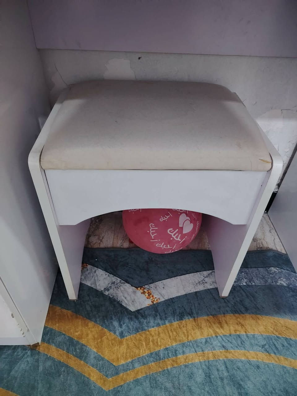 غرفه البيع نضيفه ب٣٥٠ وبيه مجال ***********
