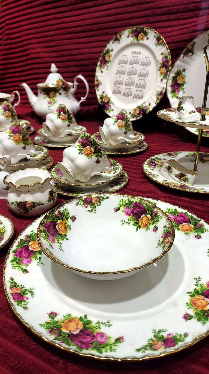 سيت رويال البرت ROYAL ALBERT
بدون ضرر 
بعده جديد
عدد الكلي للقطع 47
قوري الكبير 
حلبدان الكبير
شكردان الكبير
كوب 6
صحن كوب 6
صحن حلويات 6
صحن كيك 6
مقدمه طابقين 2
ممالح 2
كاس مع صحن 2
كاسه 2
كاسه حلويات 1
تقديم زيتون 1
صحن تقويم 1
منسف كبير 1
شكردان 1
مقدمه 1
جرص 1
حذاء 1
محاره 1
جذع نخله 1
متوفر توصيل جميع محافظات العراق
الاعتماد واتساب كارت 5 اسيا ***********
