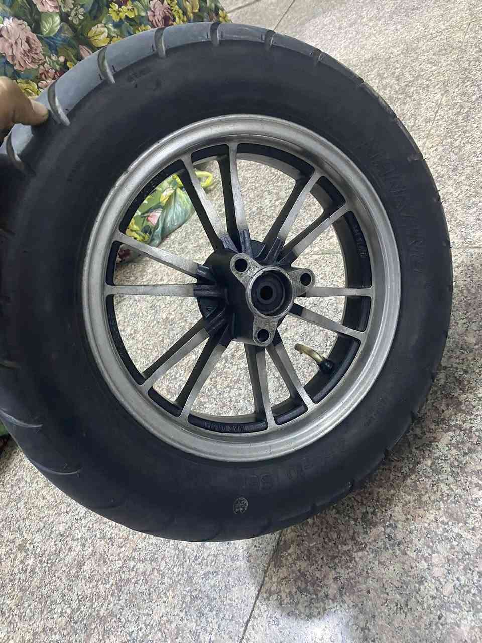 🙋‍♂️سلام عليكم ويل مشيف اصلي تريد ابيعلكيا هوه والتاير تريد بدون تاير بكيفك وتايرات جبلاتين انطيك ويا للبيع مو شراي لتعبني خاص موجود وهاذه رقمي ***********💁‍♂️
