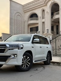 سياره لانكروز 2011 ستينيه محدثه 2021 داخل وخارج سياره مابيها نقص  تخم ...