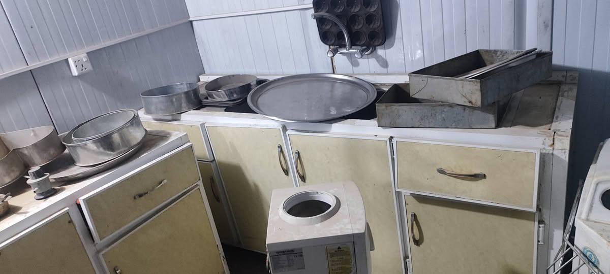 للبيع المكان بغداد الغزالية 
عجاناة 
خلاط 60L
كاونتر وسنك
وغيرها من أغراض المعمل 
للاستفسار ***********
