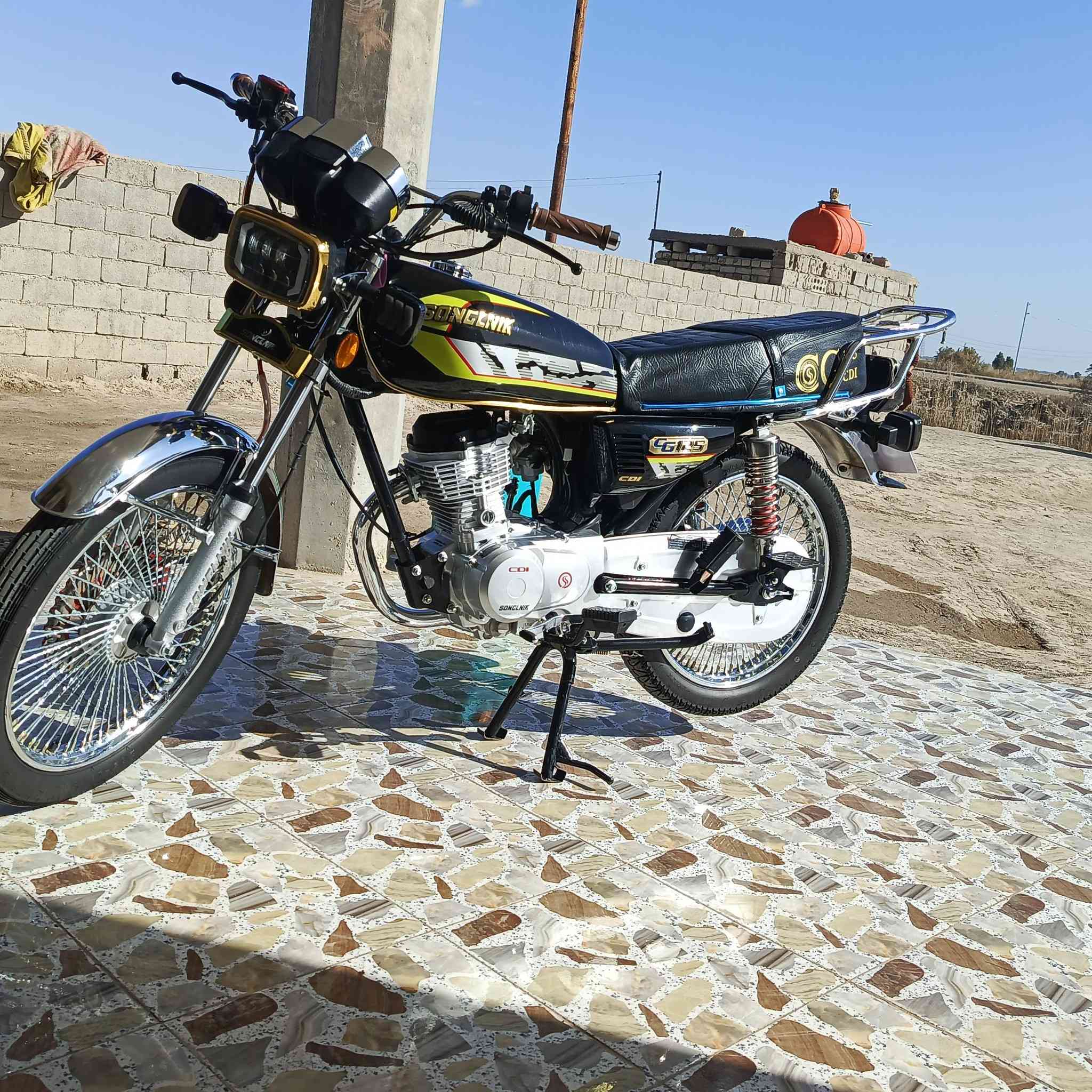 سلام عليكم دراجه البيع تايكر موديل 2025 صارلها شهر من ‏‪طلعتها من الوكيل سعر اتصل وبيك خير ودلل ‏‪***********‬‏
