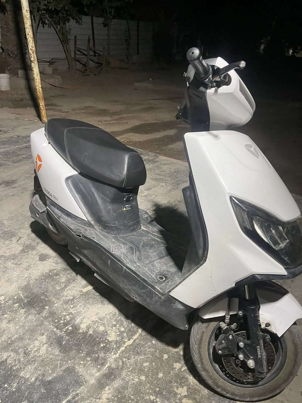 اعادة النشر بسبب الوعود الكاذبه 🛑
دراجة شحن RN من شركة ياديا العالميه
دراجة كلش نضيفه الممشه مالتها 2600 كيلو
وعليها ضمان سنتين او 20 الف كيلو ملف وبطاريات 
اوراقها موجودة الدراجة تقفل 50km سرعه حقيقيه
تمشي بلشحنه الوحده 55 كيلو الملف مالتها 2400 واط / امبير 23 / ڤولتيتها 72 / شحن سريع دسك امامي بريك وبنز خلفي بريك ايضاً بطارياتها 6 كرافين وضمان عقل وكهربائيات سنه او 20 الف كيلو الدراجة شوفة عينكم كلش نضيفه ومرتبه طلعات بسيطه طالع بيها ومشاوير خفيفه الممشه مالتها قليل شتريتها صار 7 اشهر تقريباً ومثل مموضح بل صوره بيها نقوصات بسيطه وحادث امامي ع الكفر الفوك التاير مكسور الباقي خير من الله رقمي *********** متواجد واتساب واتصال و خاص ماسنجر مفتوح هم السعر 600 وبيها مجال بسيط مكاني بغداد الزعفرانيه .
