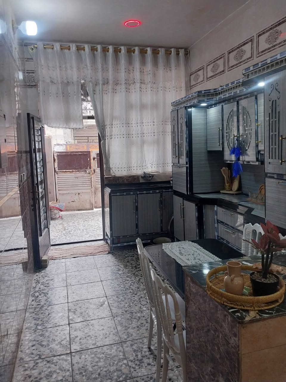 السلام عليكم بيت بمنطقةجسرديالى الجديدسايدالواحدالكرغوليةالبيت سند 25مي بسمي تحويل ثاني يوم وكهرباءوتبليط مساحةالبيت 115متريحتوي الطابق الاول على غرفة5×٤وصالة٧×٥واستقبال ٥×٤وحمام داخلي ومنورومطبخ ٤×٣الطابق الثاني غرفةوصالةبيت قريب على الشارع كهرباءحديثةوبناءالبيت حديث الطابق الاول طابوك الطابق الثاني بلوك كلب ***********
