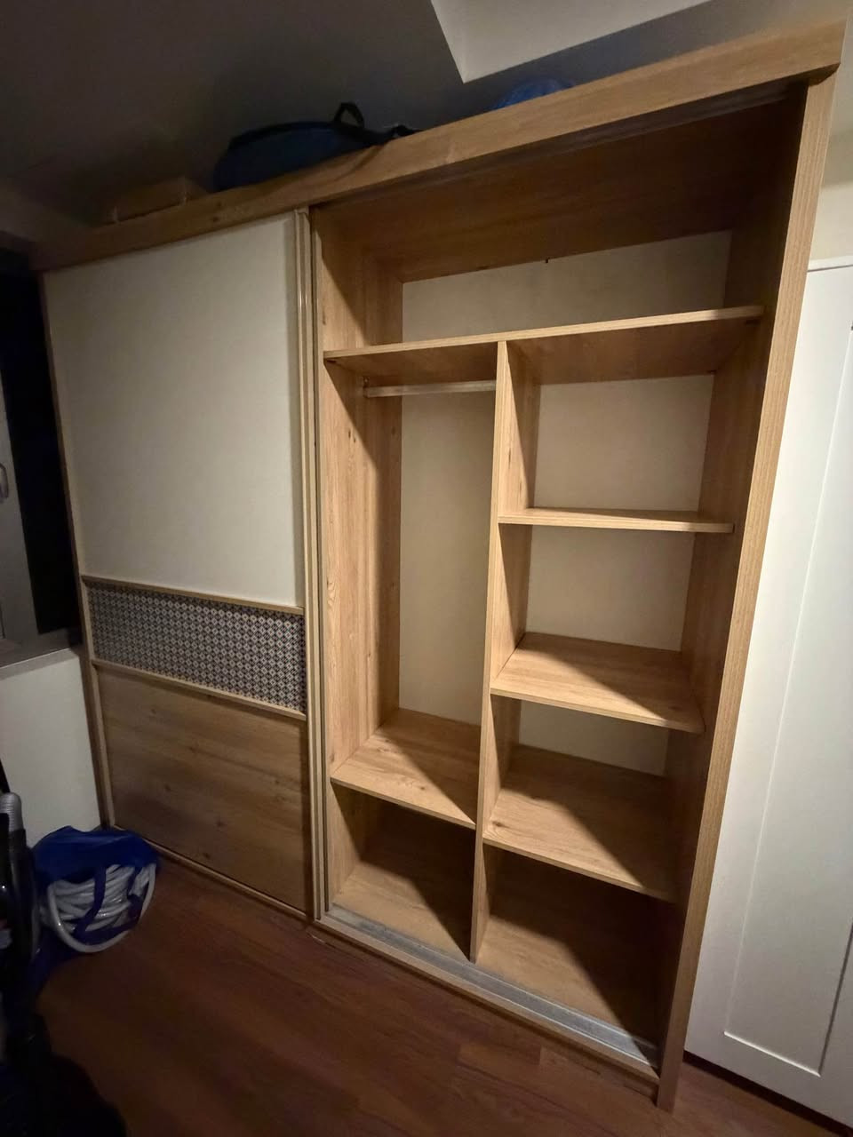 Very big wardrobe 
208x220x60
2 sliding doors, one with mirror
4 sections 

Requires disassembling!!!

$150 أربيل, العراق


**إذا كنت صاحب هذا الإعلان وتريد حذفه لأي سبب، رجاءا أرسل رسالة إلى الدعم الفني**