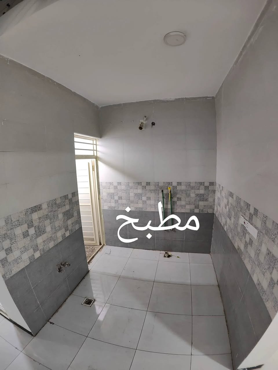 بيت 100 متر للإجار مجمع المختار في الكوفة بداية  شارع المعمل يبعد 5دقايق عن مسجد الكوفة ,
بيت بناء جديد و نظيف جدا يتكون من طابقين 
الاول:- صحيات ثنين داخلية و خارجية واستقبال ومطبخ و غرفة 4×5 
الطابق الثاني:- مساحة صغيرة و سطح 
المجمع بيه حراسة وكامرات  مراقبة وكامل من ناحية الخدمات  والناس البيه  طيبة ومثقفة 
قريب على  المجمع مدارس اعدادية ومتوسطة بنات 
بوقت الصيف خط المولد ذهبي 
ايجارة 325 قفل  
و 20 الف دينار شهريا للحراسة والنفايات
للاستفسار اتصال بالرقم ***********
