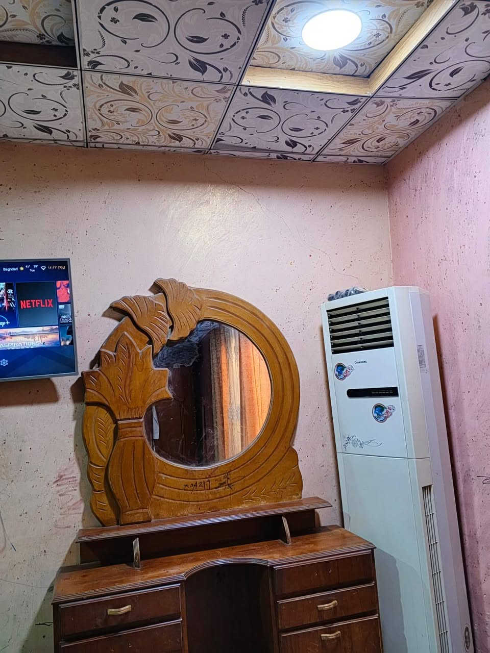 السلام عليكم/ مكلف بالنشر/ للبيع  تخت ومرايه وزاويه وبوفيه كما موضحات في الصوره السعر اتصل *********** ملاحظة الخشب صاج لاصلي
